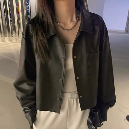 Petite spring-autumn short leather jacket in black leather with a fitted silhouette