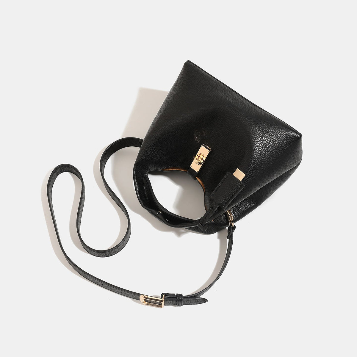 Fashionable handheld shopping basket crossbody bag in a structured woven designิมพัน