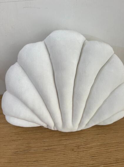 Simulation shell pillow cushion doll nap pillow in a soft seashell design.