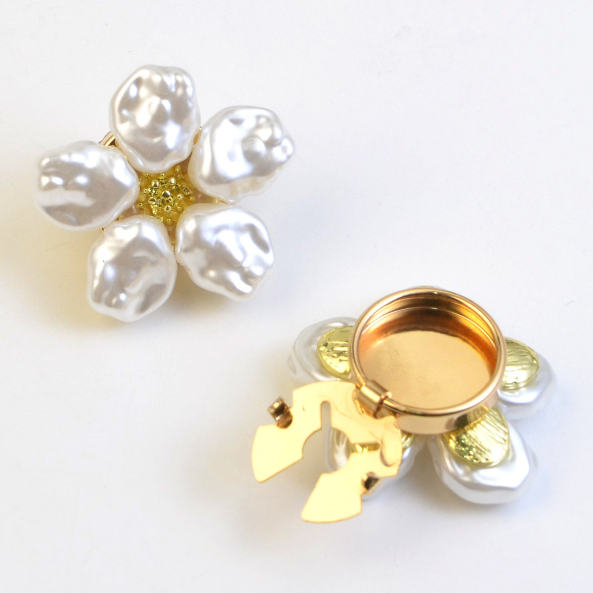 Alloy pearl rhinestone cufflink buttons with a polished metal finish