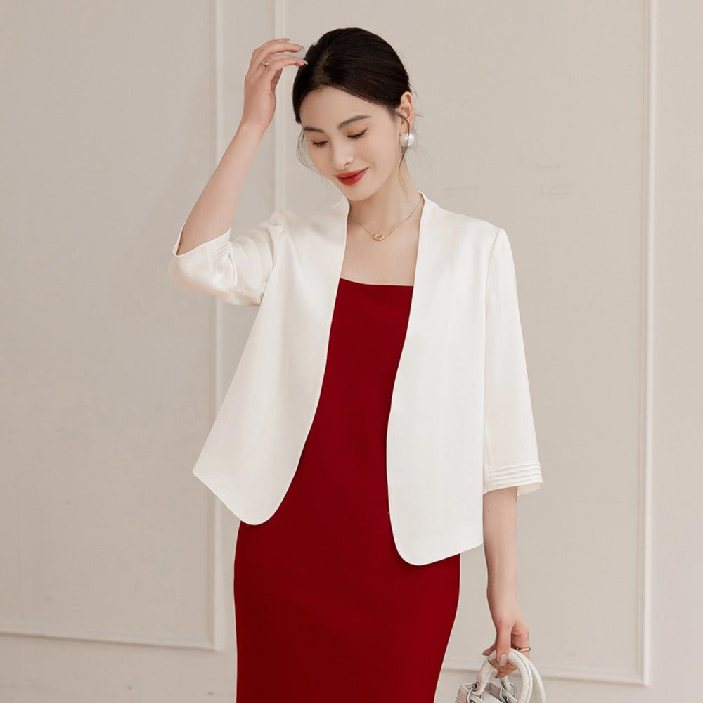 Women's five-quarter-sleeve versatile short blazer in a tailored silhouette