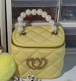 Pearl hand one-shoulder crossbody chain children's bag in a compact pearl design