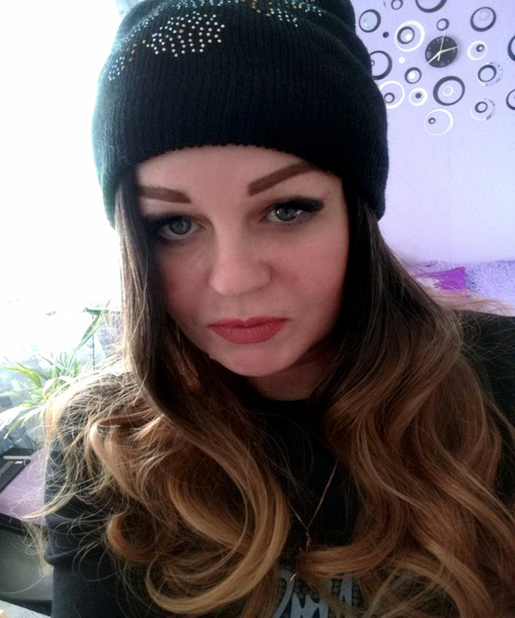 Big wave gradient color chemical fiber hood wig view, featuring voluminous waves in blended gradient shades