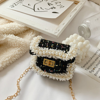 Children's diamond lattice chain crossbody bag in a compact design with chain strap
