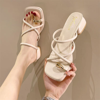Women's fashionable versatile flat sandals in a simple, comfortable design