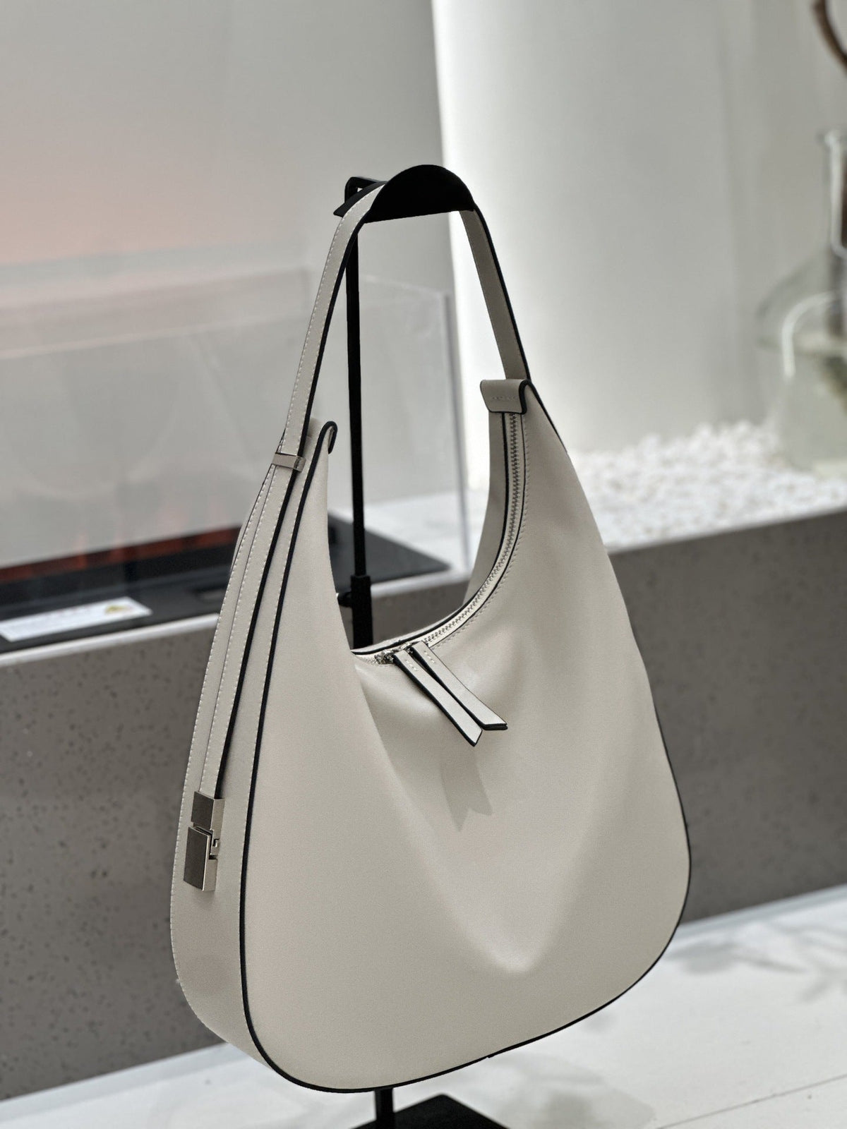 Genuine leather women's hobo shoulder handbag in first-layer cowhide, simple versatile bucket bag