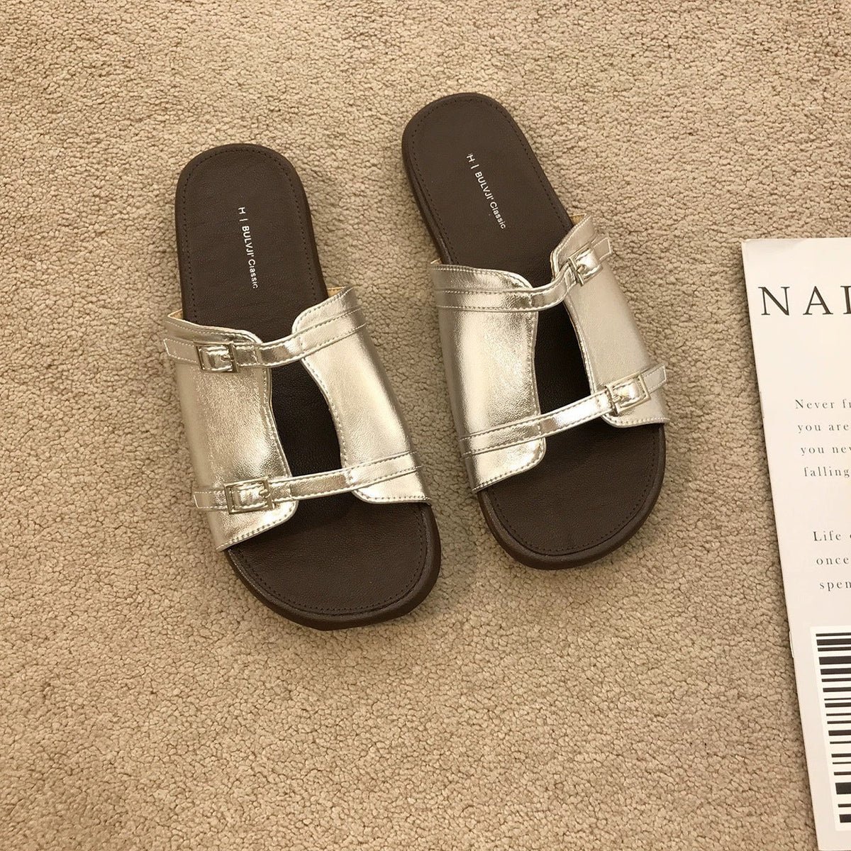 Summer outdoor new-style retro flat-heeled sandals in a minimalist design