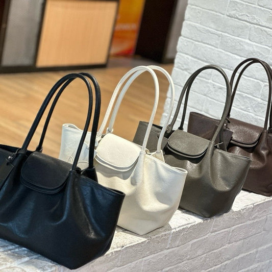 Genuine leather tote bag with vegetable-tanned finish, versatile shoulder and underarm design in a relaxed style