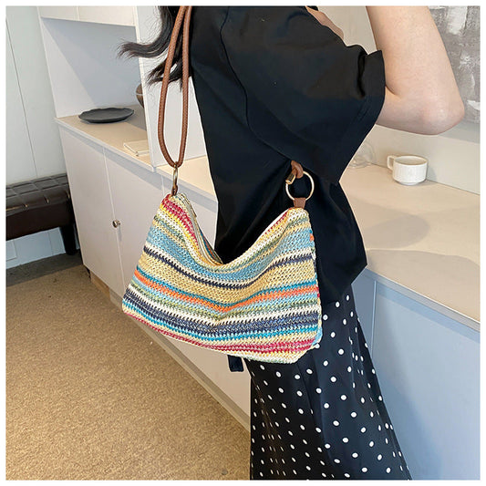 Women's large-capacity commuter tote bag in a spacious everyday design