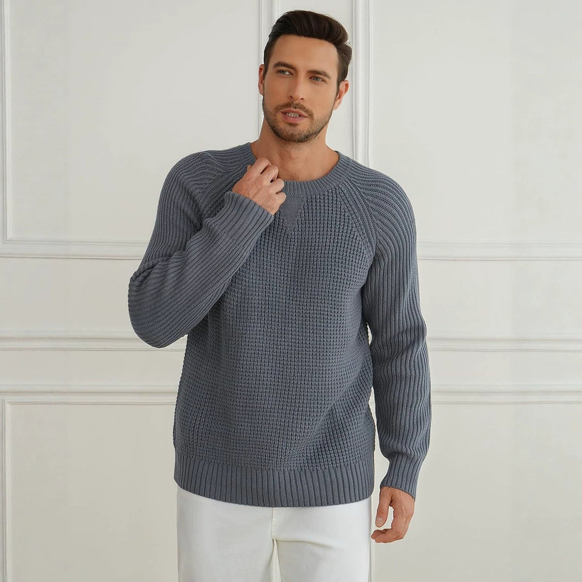 New versatile trendy long-sleeve pullover with a round neckline in a classic knit design