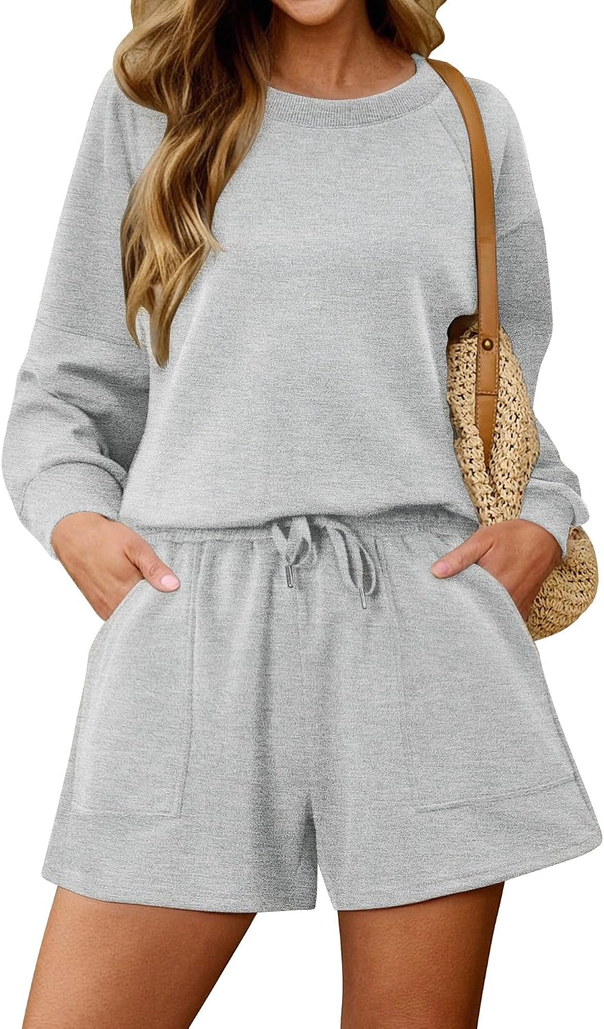 KISSMODA women's lounge set with matching sweatpants and cropped top, comfortable casual wear for relaxing or lounging at home.