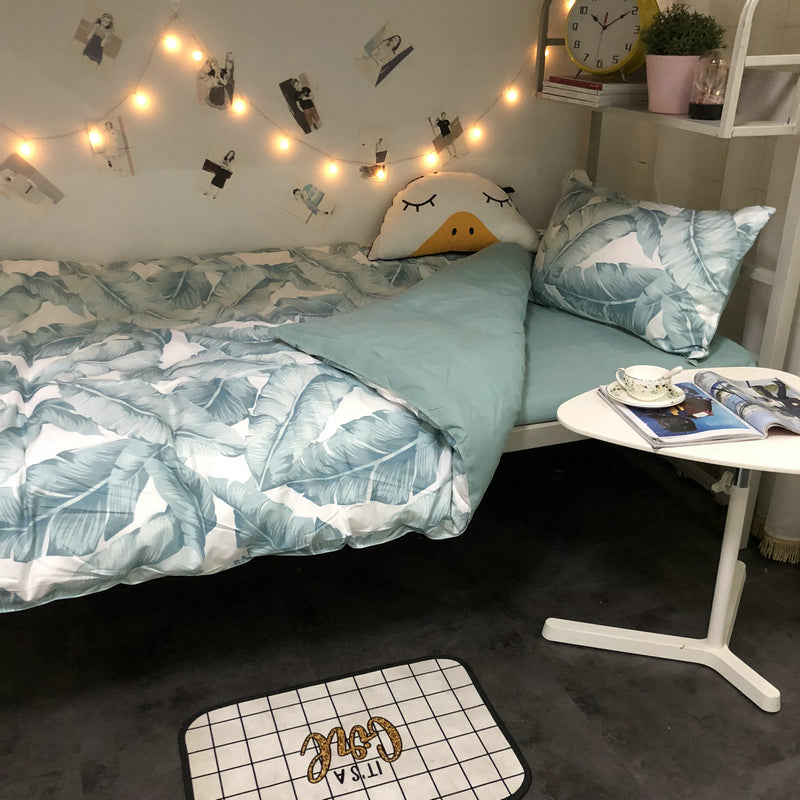 Four-piece Japanese bedding set showing coordinated quilt, sheet, and pillow covers in a traditional Japanese style