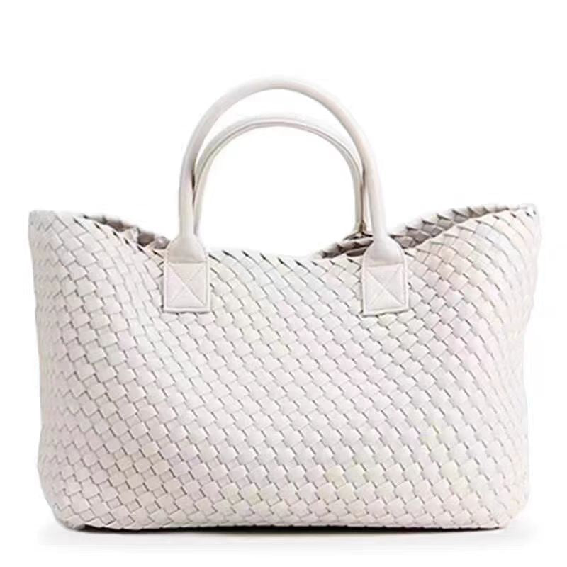 Fashionable large-capacity shoulder tote handbag for women in a structured design