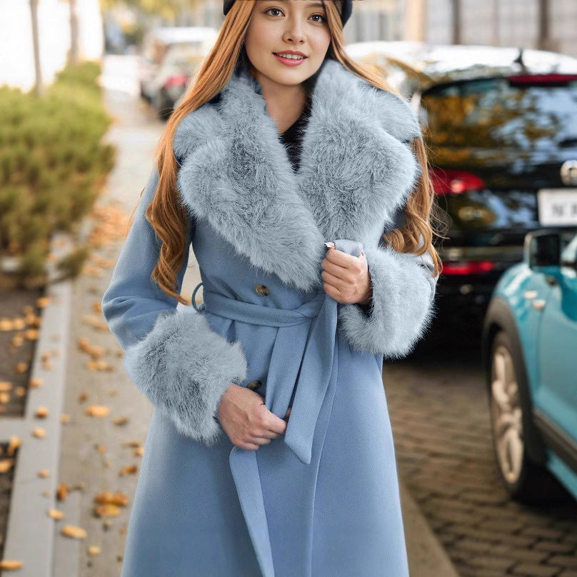 Detachable fur-trimmed elegant wool coat in a structured silhouette with plush collar and long sleeves