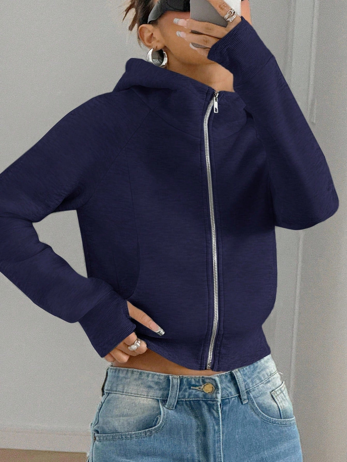 Women's solid-color cropped hooded sweatshirt in a casual pullover style