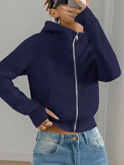 Women's solid-color cropped hooded sweatshirt in a casual pullover style