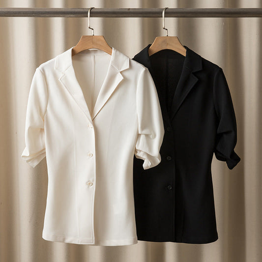 Women's versatile waist-cinching blazer in a fashionable tailored design