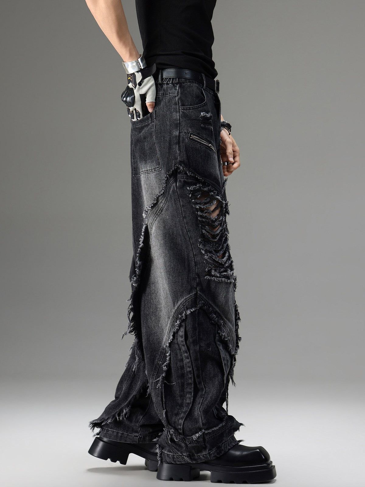 American-style vintage deconstructed distressed jeans with rugged denim detailing