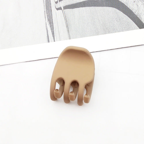 Trumpet clip card issue product image, close-up view of trumpet card clip mechanism