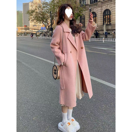 Women's double-breasted wool coat in a classic tailored designETwitter