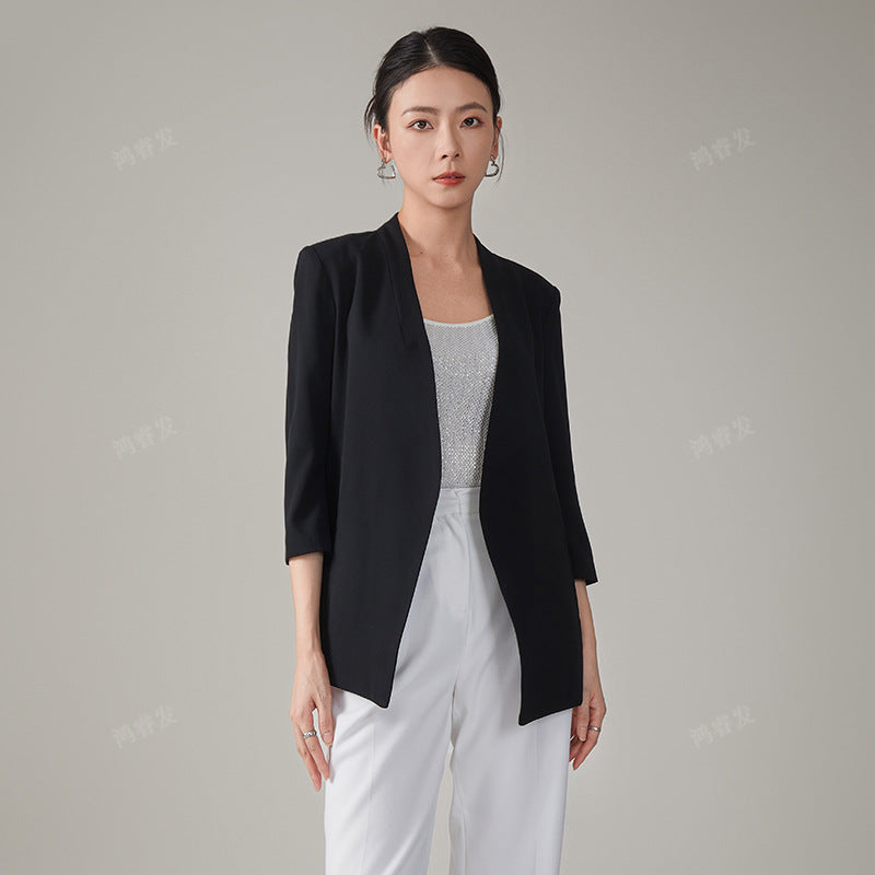 Elegant versatile women's three-quarter-sleeve blazer in a tailored style