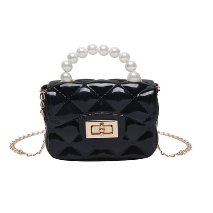 Pearl hand one-shoulder crossbody chain children's bag in a compact design