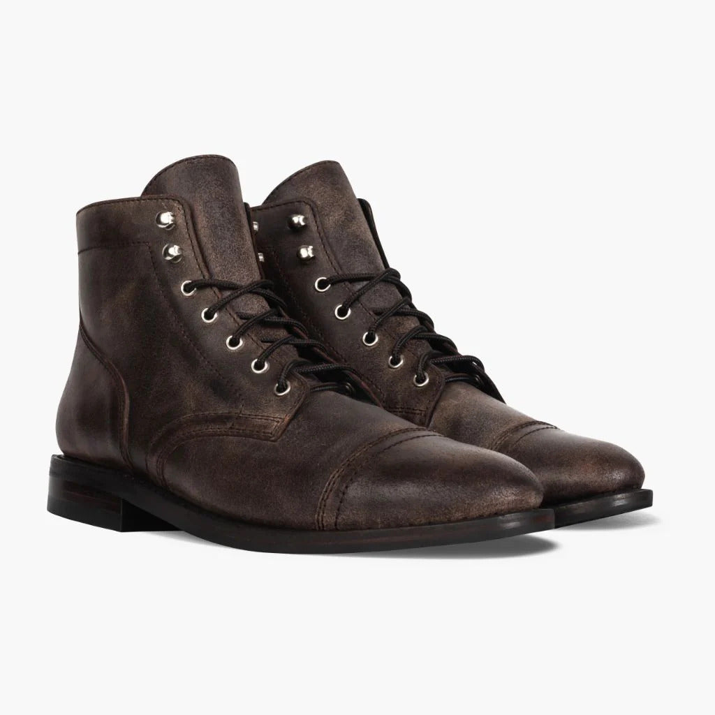 Men's retro round-toe work boots in classic rugged style, featuring durable leather construction and sturdy soles