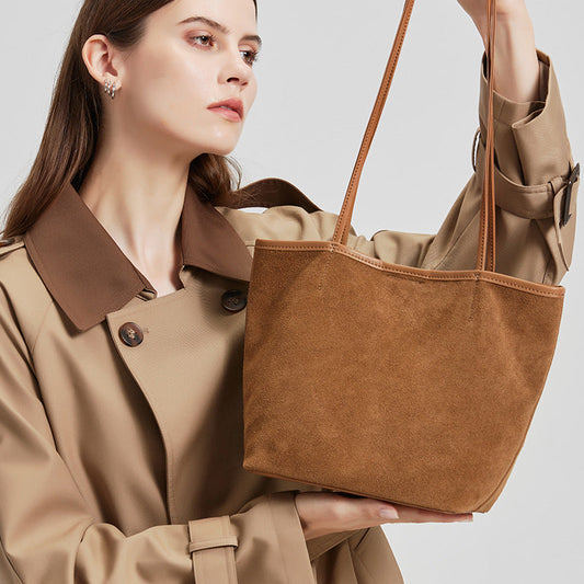 Large-capacity genuine leather women's tote bag with shoulder straps in a classic everyday design