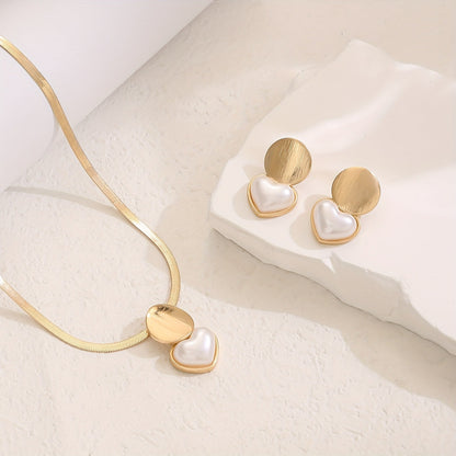 Women's creative round heart-shaped pendant necklace on a delicate chain