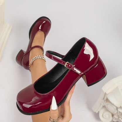 Chunky-heeled elegant round-toe preppy-style leather shoes in a classic design