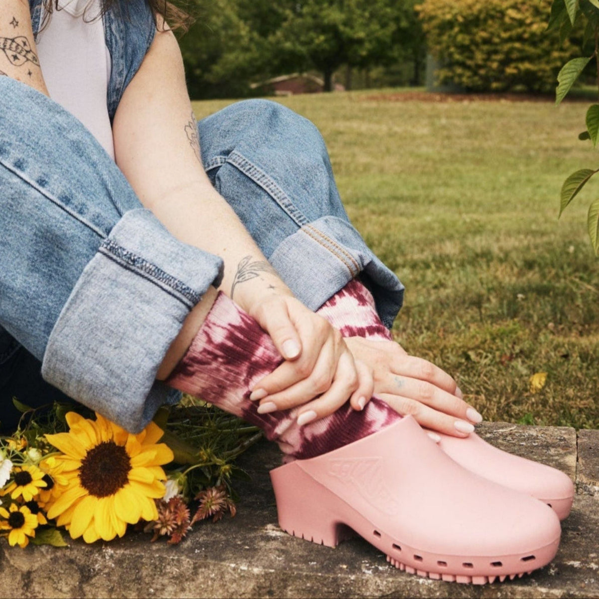 Calzuro Classic Bubblegum clogs with smooth, hole-free design and bright pink color, ideal for medical professionals and healthcare settings.