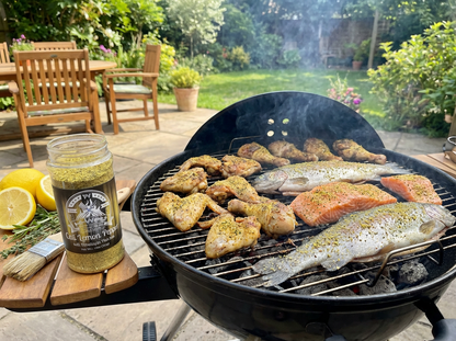 Hi-West Cali Lemon Pepper seasoning jar with fish and chicken dishes, showcasing lemon pepper spice blend in an 11oz container.