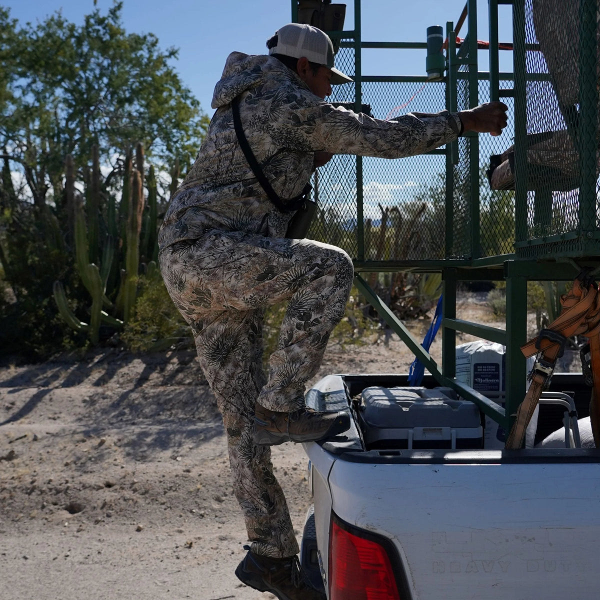 GameGuard Guía Grande™ hunting pants showing durable fabric, camouflage pattern, and adjustable waistband for outdoor hunting.
