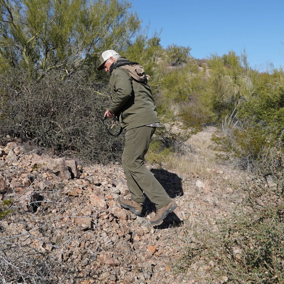 GameGuard Agave Guía Grande™ hunting pants with durable fabric, multiple pockets, and adjustable waist for outdoor activities.