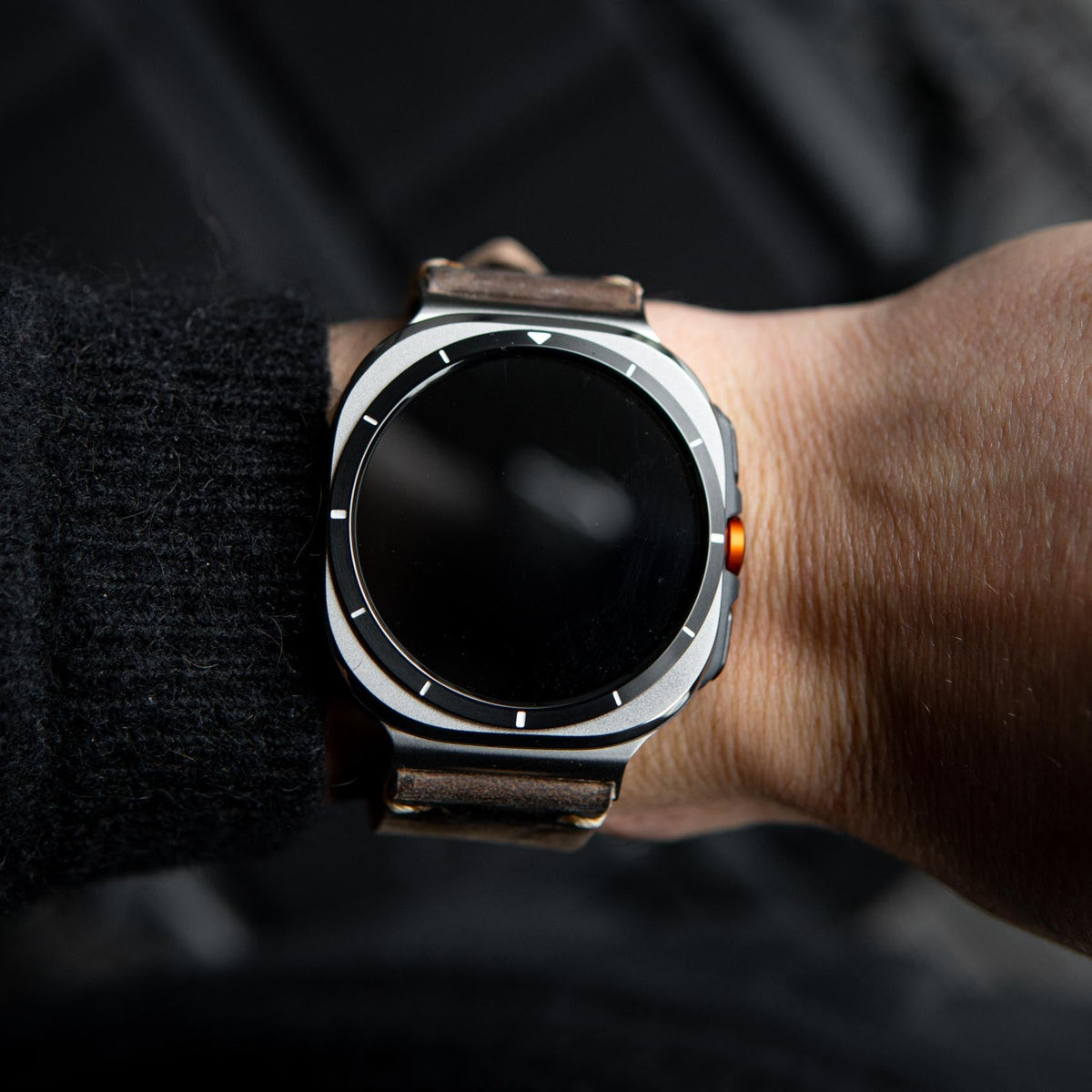 Robust Leather Strap R01 for Samsung Galaxy Watch Ultra, brown genuine leather band with secure buckle closure, close-up view.