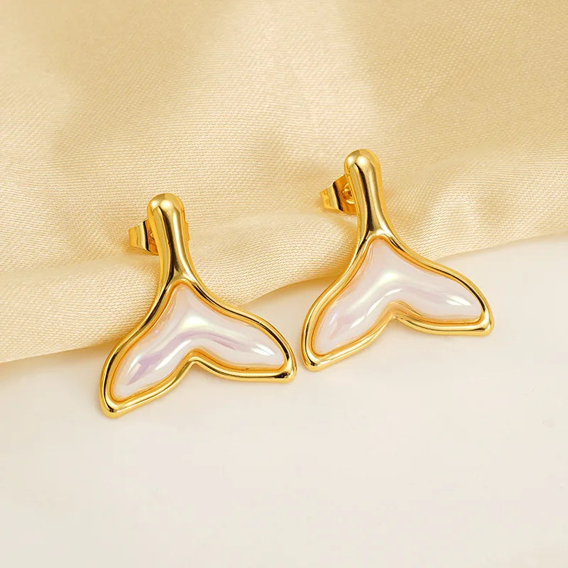 Wholesale Natural Animal Mermaid Tail Shape Necklace Pearl Shell Gemstone Fishtail Pendant White Shell Jewelryfor Gifts