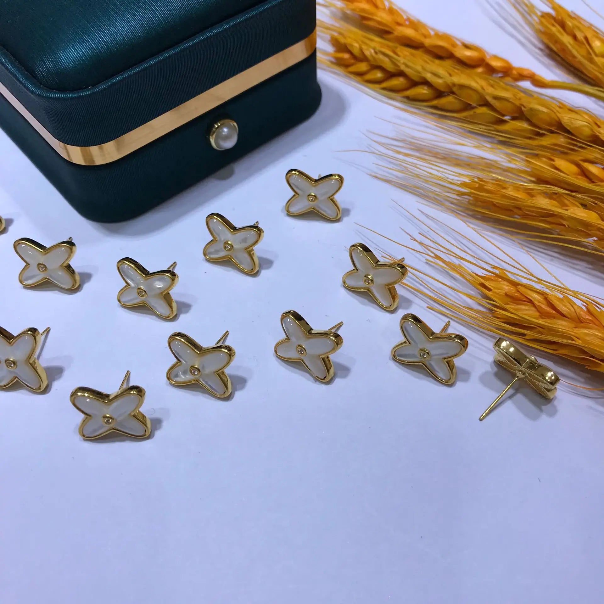 18K Gold Pai Da Xing X Earrings Au750 Earrings, Simple and Elegant, Give Girls Gifts