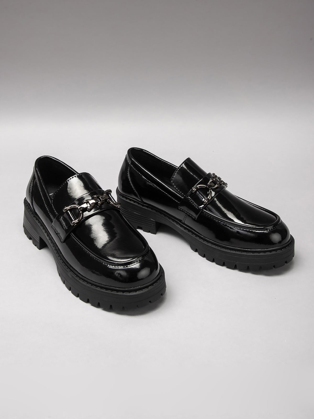 Women's leather footwear by L'ARTE MILANO featuring stylish, high-quality leather shoes with a sleek design.