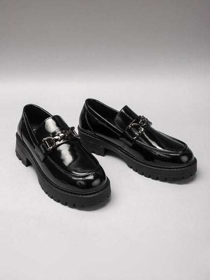 Women's leather footwear by L'ARTE MILANO featuring stylish, high-quality leather shoes with a sleek design.