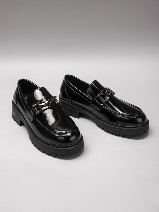 Women's leather footwear by L'ARTE MILANO featuring stylish, high-quality leather shoes with a sleek design.