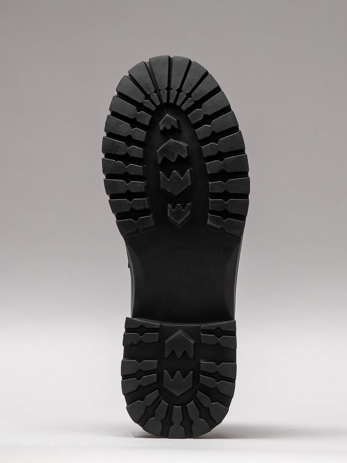 Women's leather footwear by L'ARTE MILANO, stylish shoes with sleek design and polished finish, perfect for elegant everyday wear.