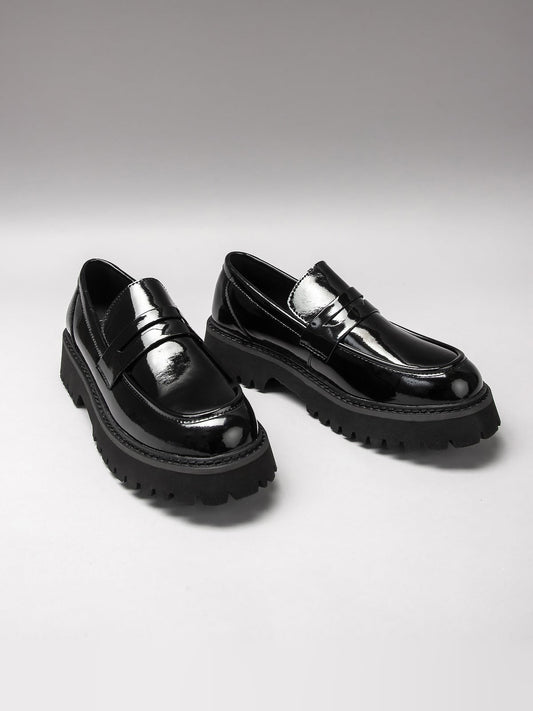 Women's leather shoes by L'ARTE MILANO, stylish footwear with a sleek design, shown in a close-up image.