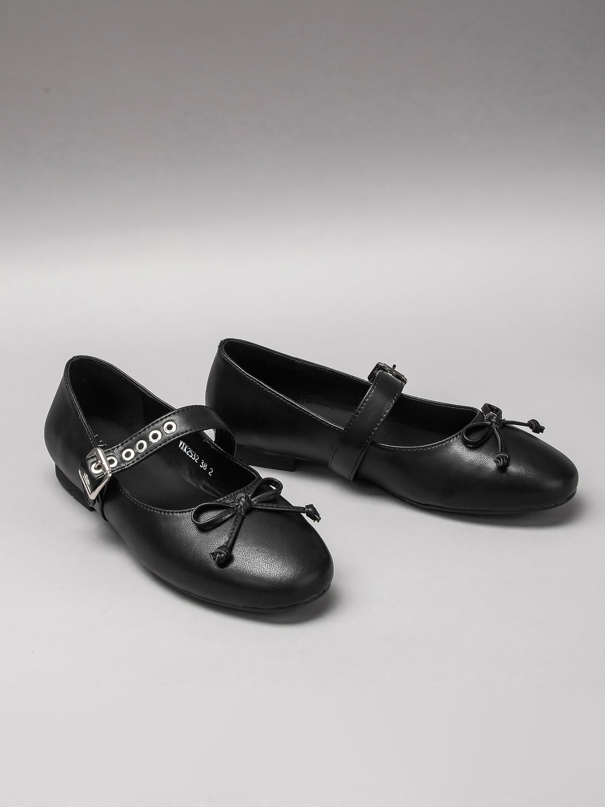 Women's leather shoes by L'ARTE MILANO featuring sleek design and stylish craftsmanship, perfect for elegant footwear.