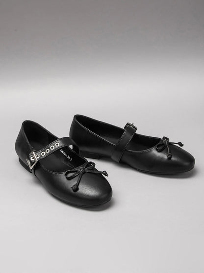 Women's leather shoes by L'ARTE MILANO featuring sleek design and stylish craftsmanship, perfect for elegant footwear.