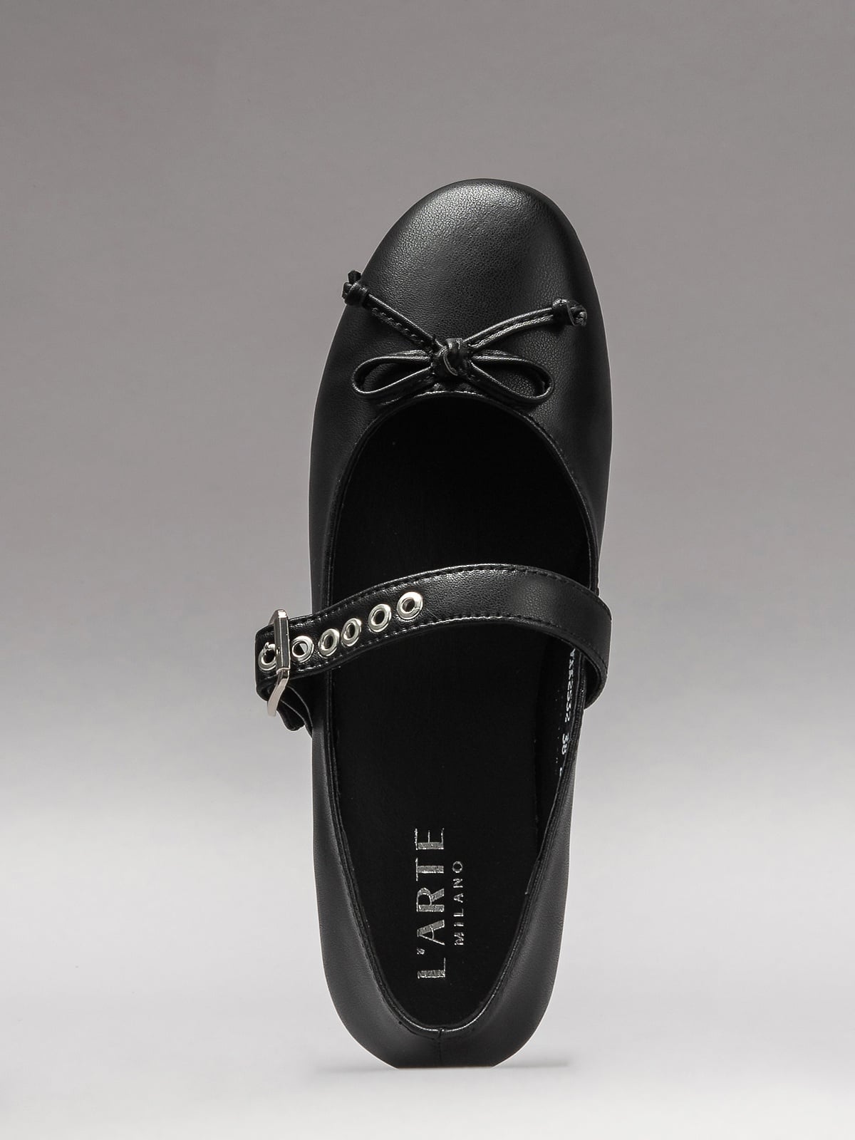 Women's leather shoes by L'ARTE MILANO, stylish footwear featuring a sleek design and quality craftsmanship.