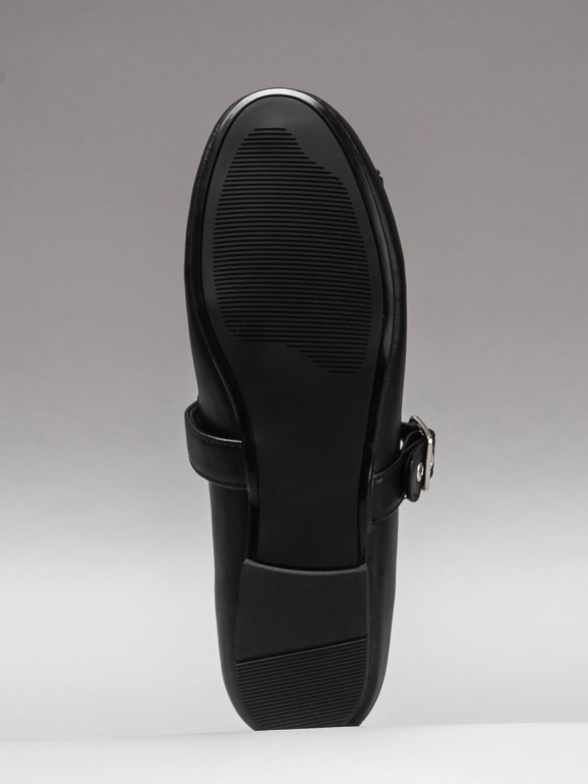 Women's leather shoes by L'ARTE MILANO, stylish footwear with a sleek design and polished finish.