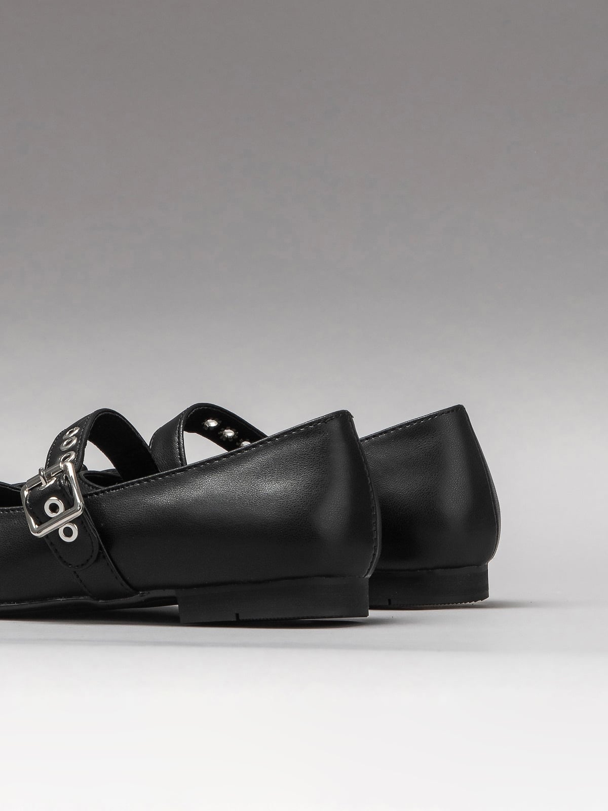 Women's leather footwear by L'ARTE MILANO featuring stylish shoes with a sleek design and polished finish.