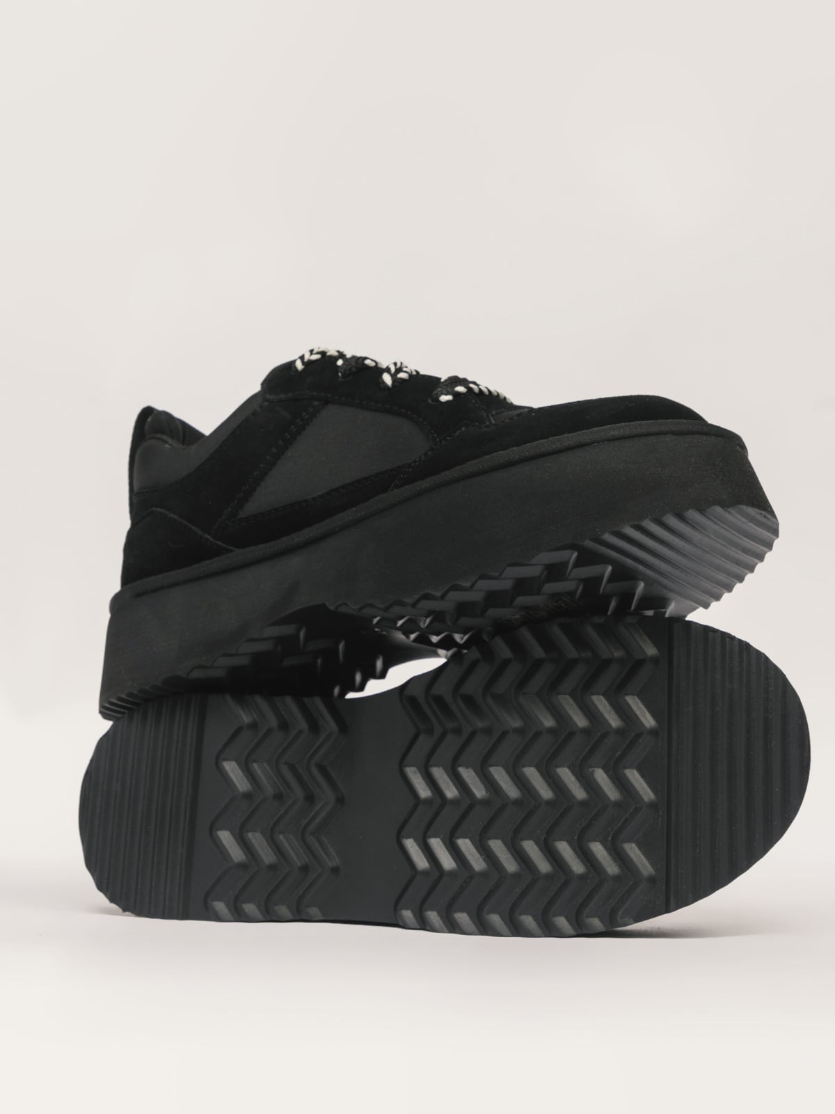 Black women's casual footwear by L'ARTE MILANO, featuring comfortable slip-on shoes with stylish design.