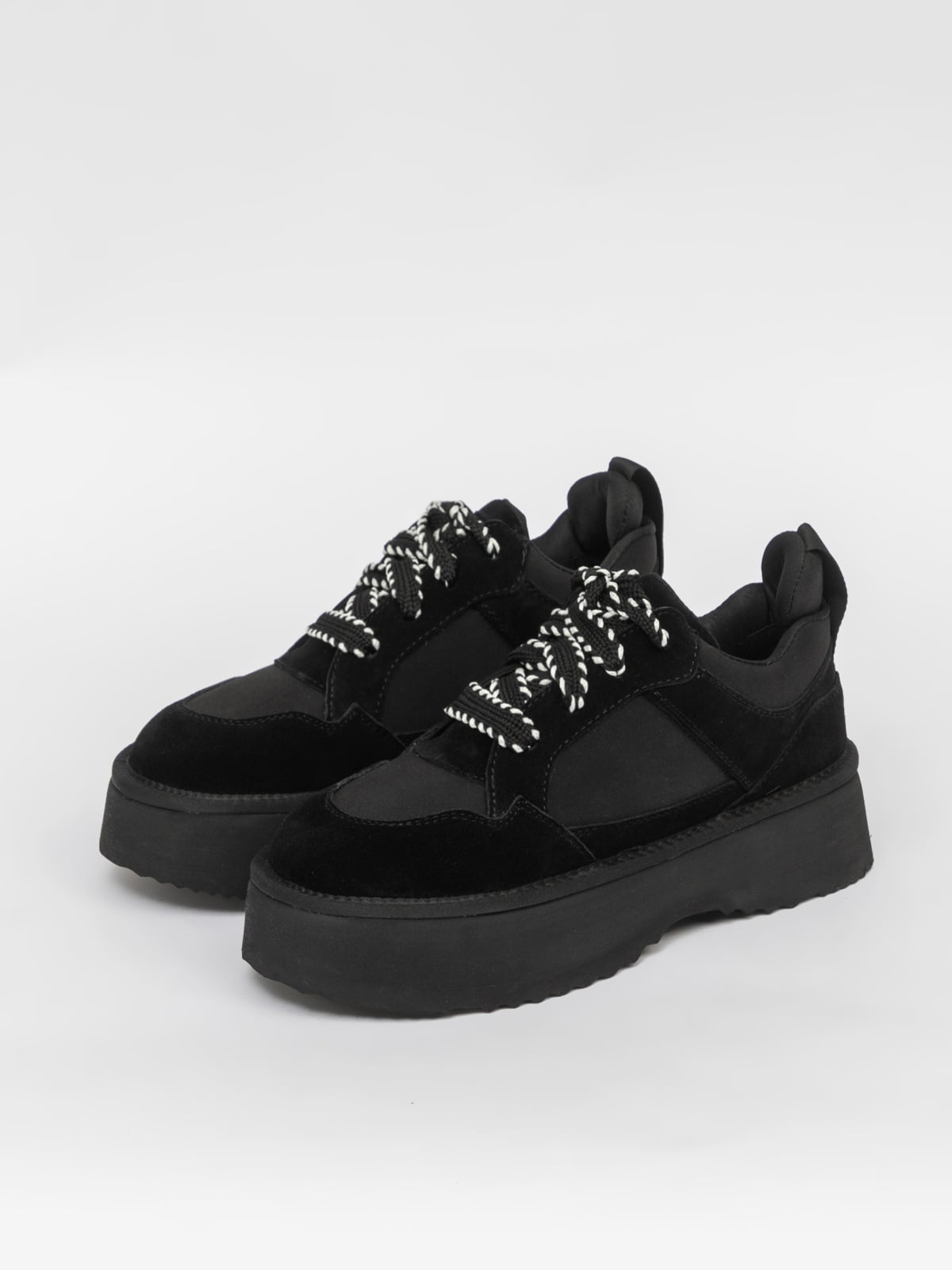 Black women's casual shoes by L'ARTE MILANO, stylish footwear with a comfortable design and modern look.