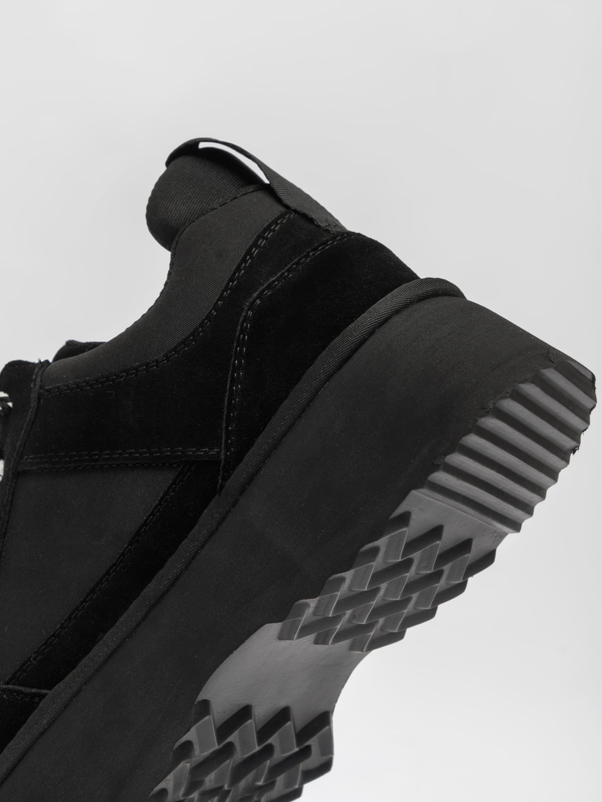 Black women's casual footwear by L'ARTE MILANO, stylish and comfortable shoes with a sleek design.
